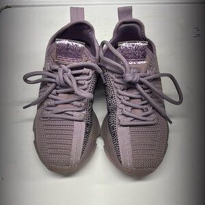 Size 1 little girls Steve Madden lavender shoes with purple gems